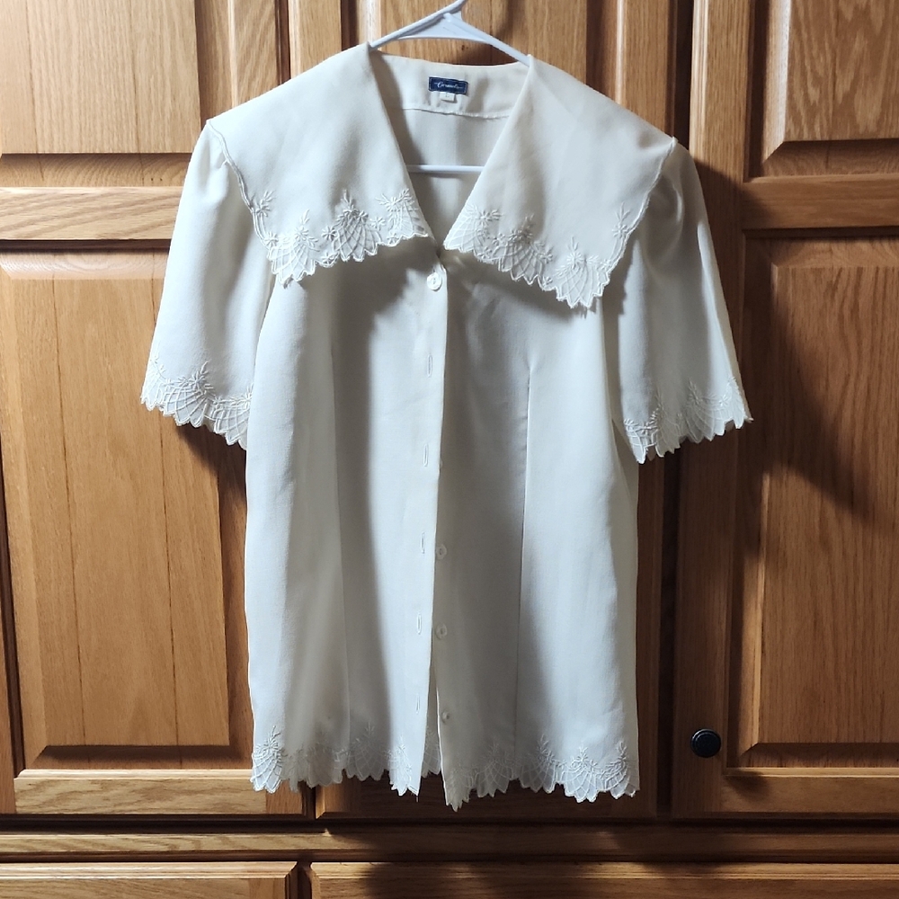 Carmelo Vintage Elegant Cream Blouse with Lace Trim